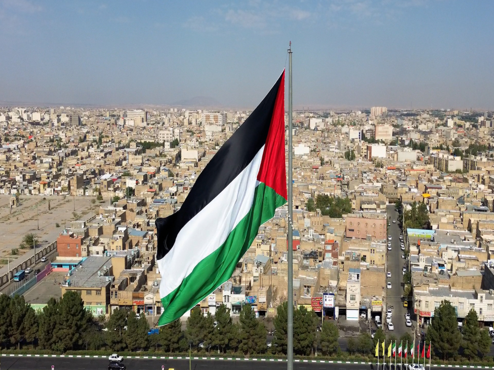 اهتزاز پرچم کشور فلسطین در قم 